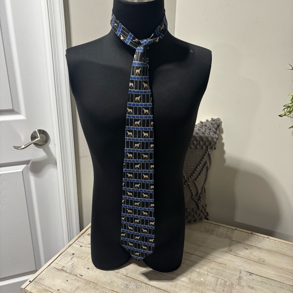 Metropolitan Museum of Art Ancient Motif 100% Silk Tie - Picture 3 of 5